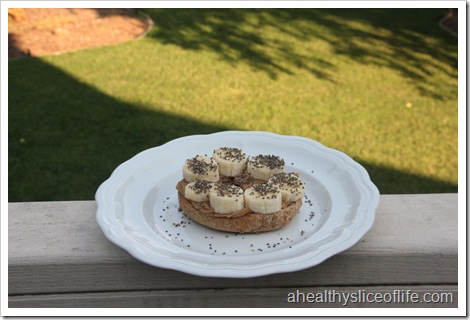 Bagel with peanutbutter, banana and chia seeds