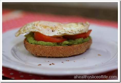 bagel with egg tomato and guacamole