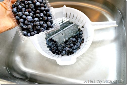 how to properly freeze blueberries- washing blueberries in colander