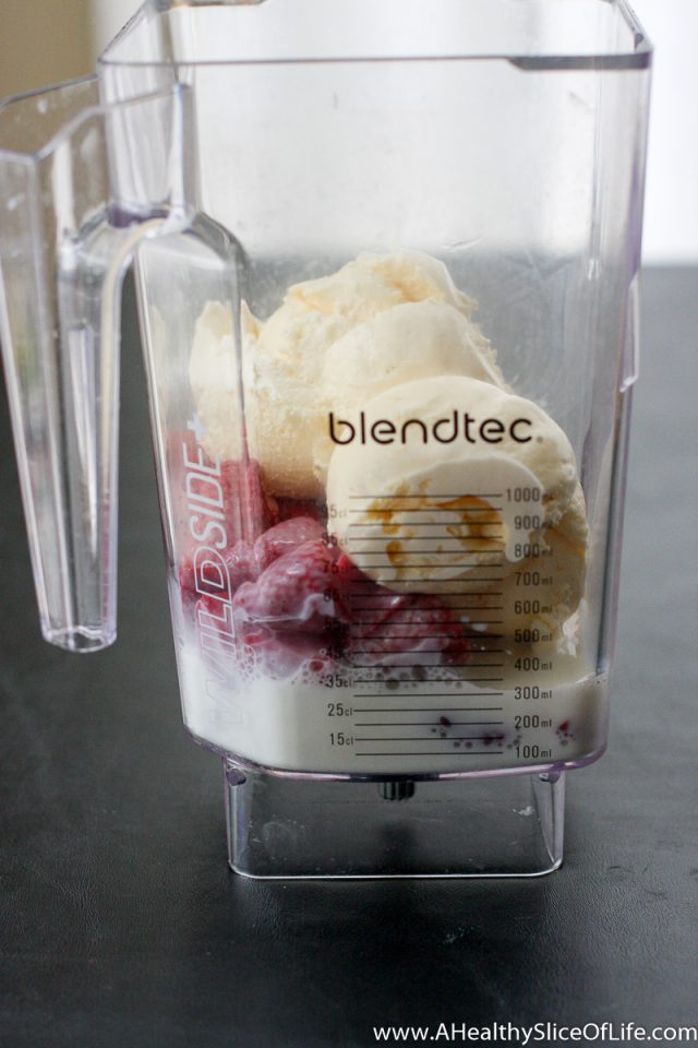 strawberry milkshake ingredients in blender